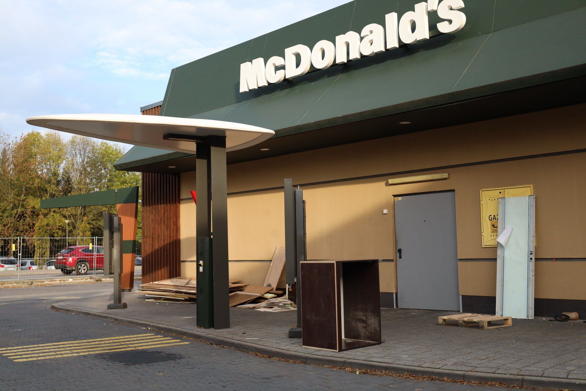 Tymczasowo zamknięta restauracja McDonald`s przy ulicy Lwowskiej 6