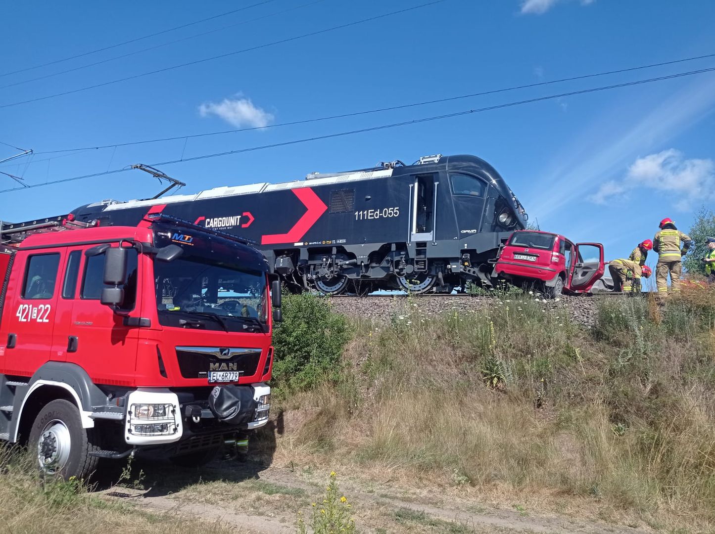 Poważny wypadek na przejeździe kolejowym pod Kutnem. Samochód wjechał pod pociąg towarowy