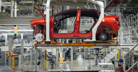 Przestoje w produkcji i nowe zakłady. Rosyjska wojna wpływa na motoryzację