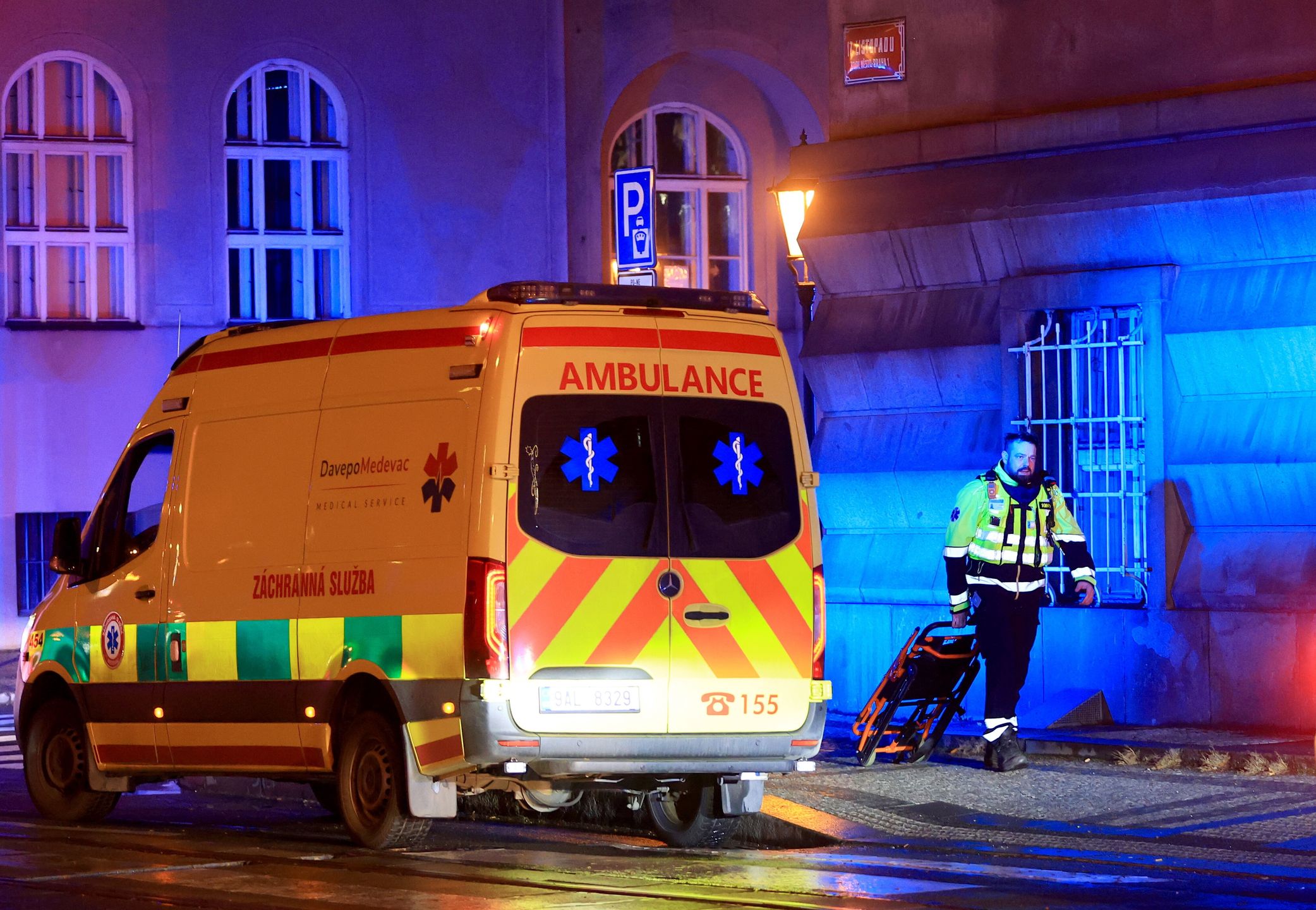 Several dead and dozens injured in central Prague University shooting
epa11040004 A member of the emergency service at the scene of a shooting at Charles University in central Prague, 21 December 2023. According to Czech Police several people have been killed and "dozens" injured in an incident in the capital of the Czech Republic.  EPA/MARTIN DIVISEK 
Dostawca: PAP/EPA.
MARTIN DIVISEK