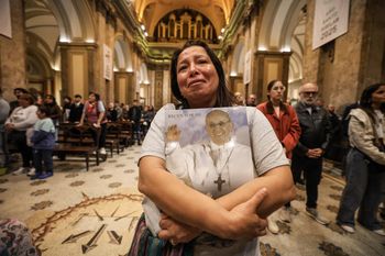 Oddali hołd papieżowi Franciszkowi. Tłumy wiernych w Argentynie