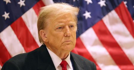 Donald Trump sprzedaje własne wydanie Biblii. Potrzebuje pieniędzy na batalie prawne