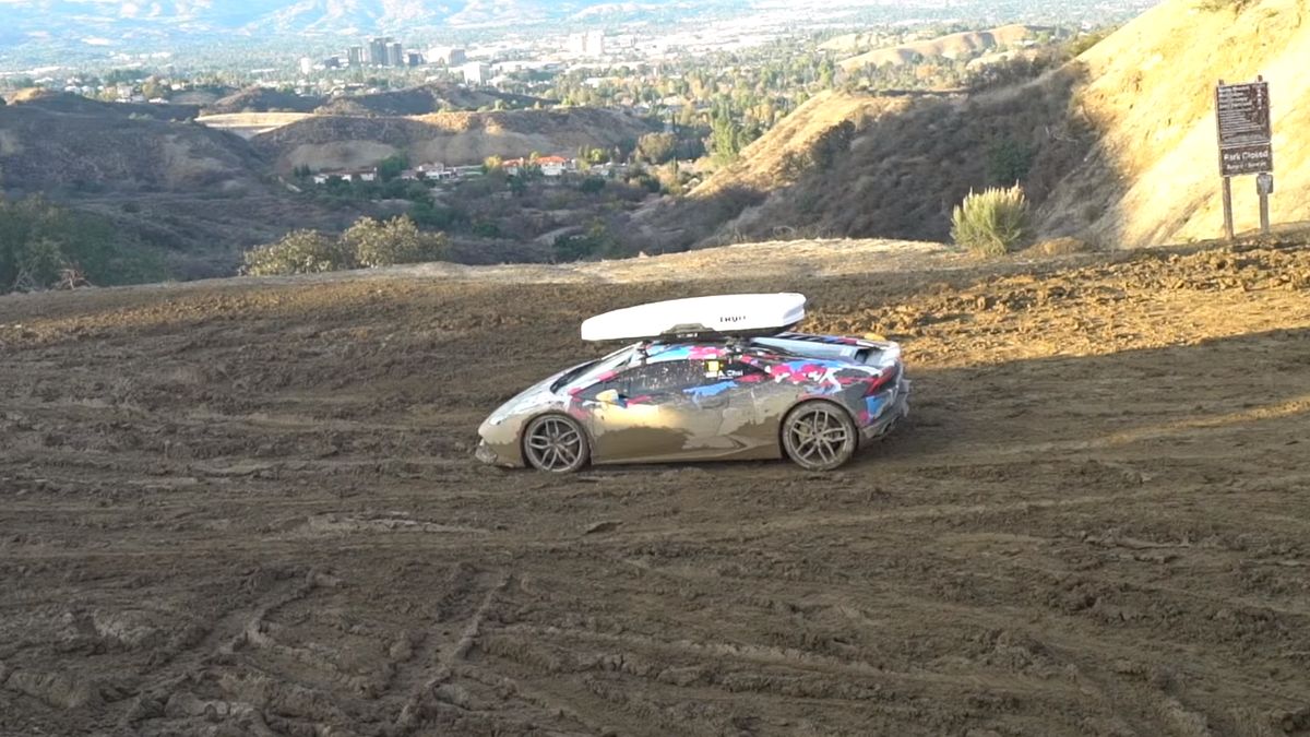 Właściciel zabrał samochód na offroad, bo z boksem dachowym wygląda trochę jak rajdówka. No niech będzie.