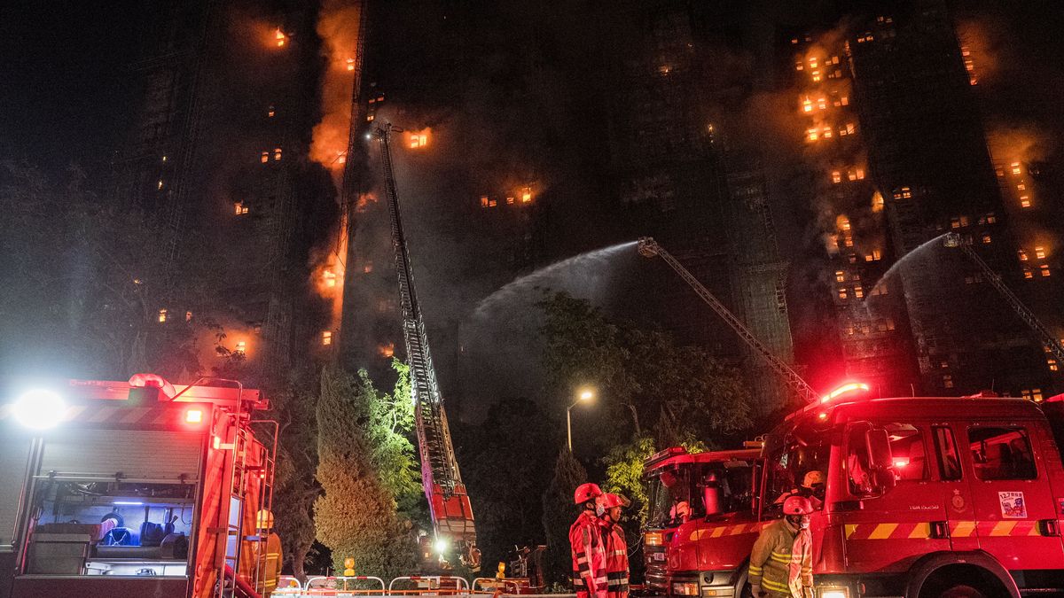 Firefighters at an apartment fire in Tai Po in Hong Kong, China, 26 November 2025. According to the Hong Kong government, the five alarm fire, which started 26 November, has left at least 13 people dead and three in critical condition. EPA/LEUNG MAN HEI Dostawca: PAP/EPA.