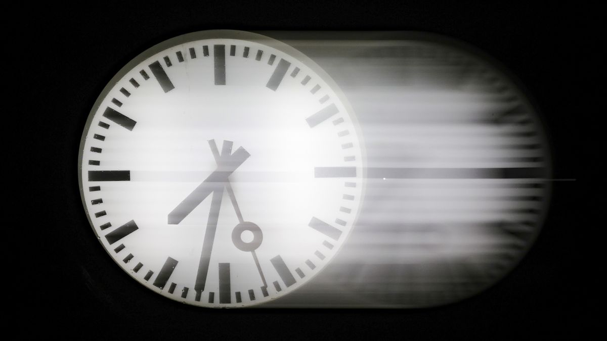 A view of the art installation 'Zeitfeld' (time field) by the German artist Klaus Rinkes in Dusseldorf Germany, 23 October 2025. Clocks in Germany will be changed to winter time and set back by one hour on Sunday, 26 October 2025. EPA/CHRISTOPHER NEUNDORF Dostawca: PAP/EPA.