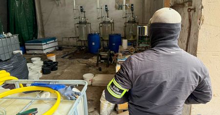 Służby zlikwidowały fabrykę narkotyków. Przejęto 5 ton prekursorów