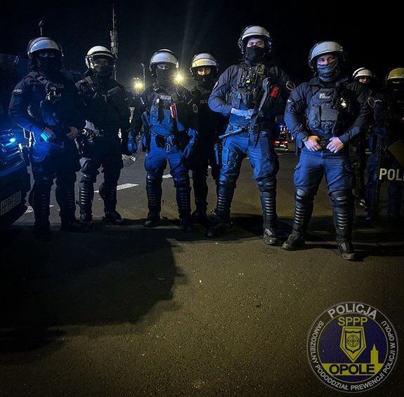 Pseudokibice na autostradzie A4. Akcja policji