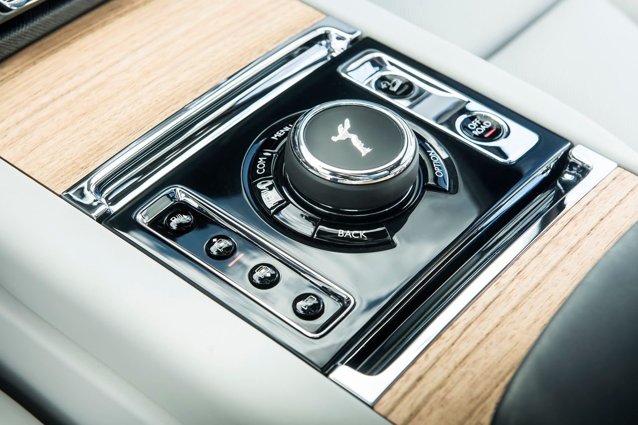 Stało się - po raz pierwszy w kabinie Rolls-Royce'a pojawił się przycisk Offroad (fot. James Lipman)