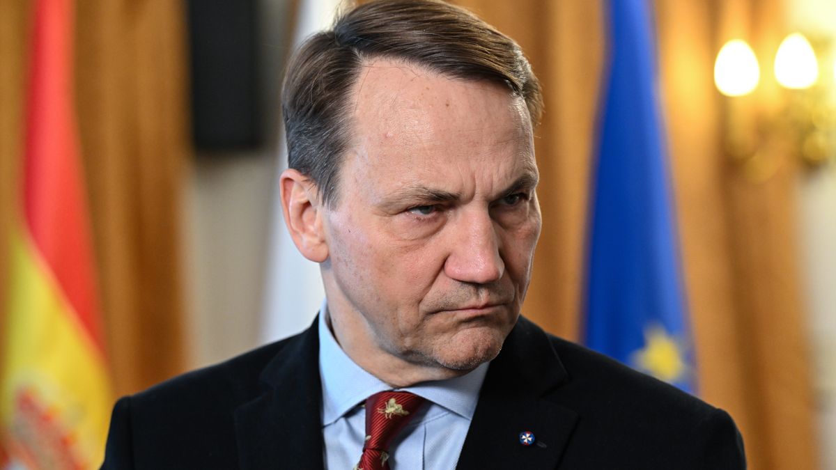 Madryt, Hiszpania, 31.03.2025. Minister spraw zagranicznych Radosław Sikorski podczas wizyty w Madrycie, 31 bm. Szef polskiego MSZ uczestniczy w odbywającym się w stolicy Hiszpanii spotkaniu ministrów spraw zagranicznych tzw. unijnej Wielkiej Piątki oraz Wielkiej Brytanii i Ukrainy, a także Wysokiej Przedstawiciel Unii ds. Zagranicznych i Polityki Bezpieczeństwa. Celem spotkania w Madrycie jest omówienie kwestii bezpieczeństwa europejskiego oraz dalszego wsparcia: politycznego, finansowego i wojskowego dla Ukrainy. (aldg) PAP/Radek Pietruszka