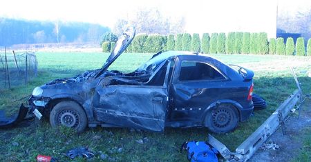 Tyle zostało z opla. Zdjęcia z Małopolski to przestroga