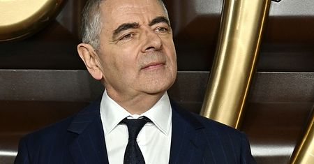 Rowan Atkinson uratował bliskich. Przejął stery samolotu