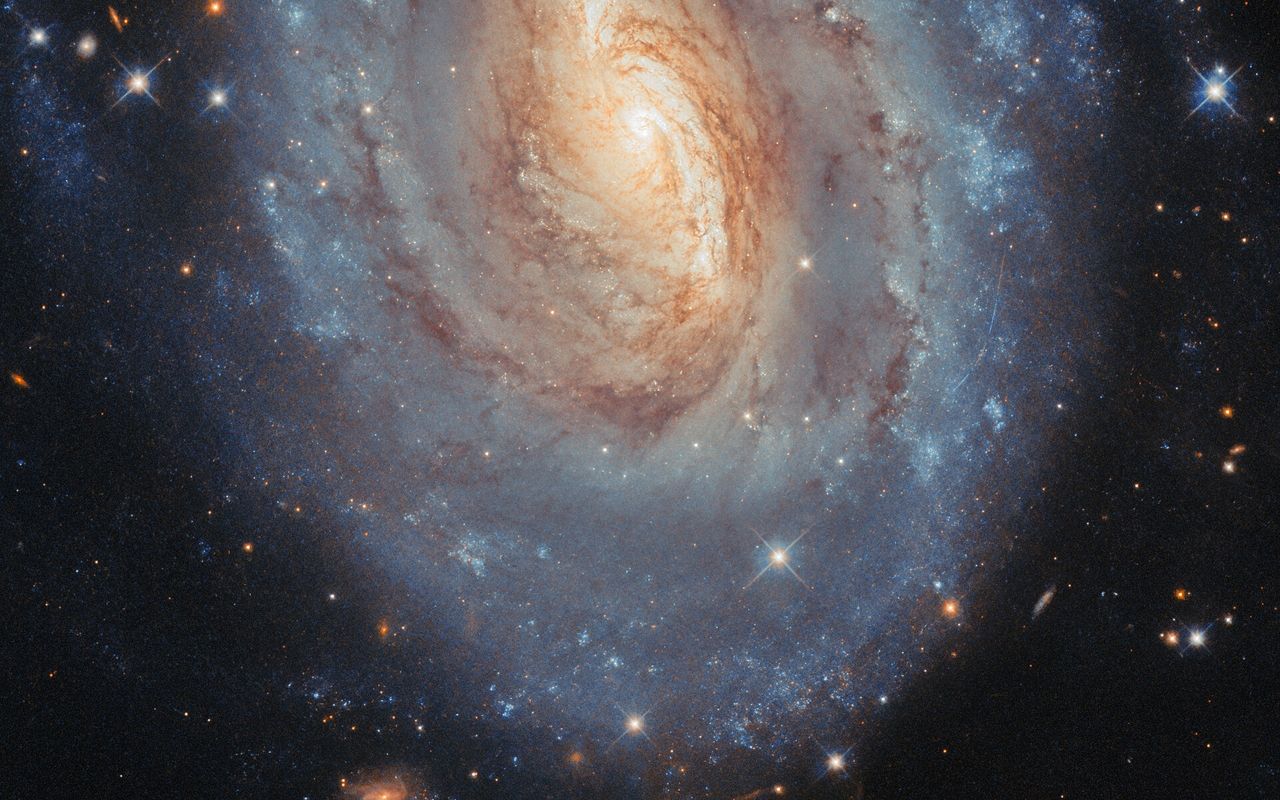 Hubble polował na supernowe. Na zdjęciu galaktyki pojawiła się linia