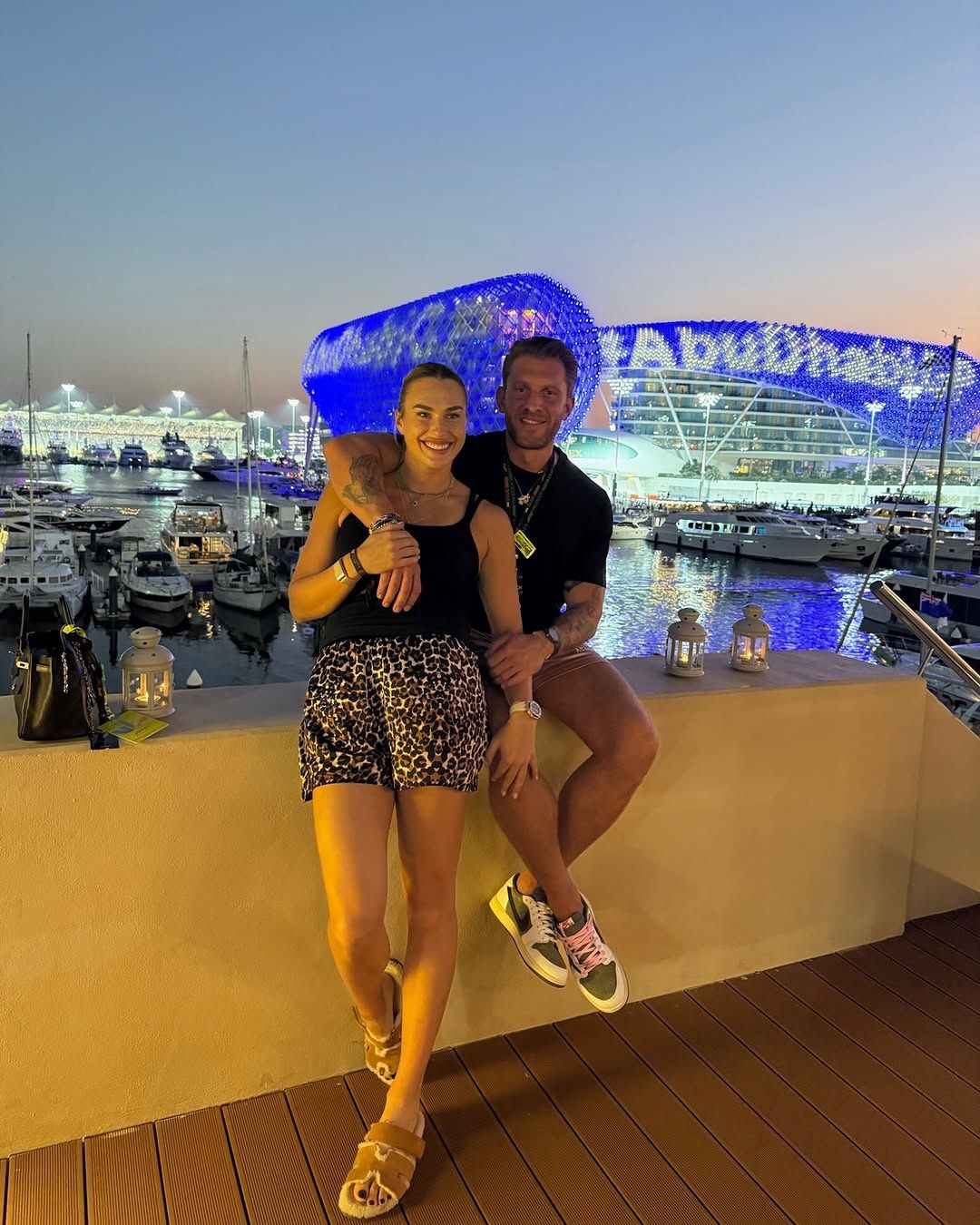 Aryna Sabalenka z ukochanym na wyścigach Formuły 1 w Abu Dhabi