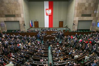 Najnowszy sondaż. KO na prowadzeniu. PiS zyskuje, Konfederacja traci