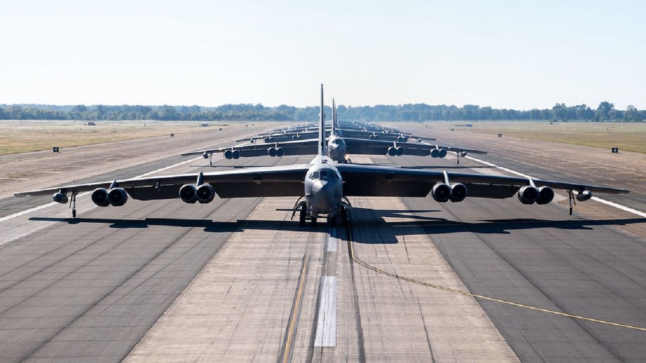B-52. Samolot stworzony do przenoszenia bomb jądrowych. Armia USA wciąż na niego stawia