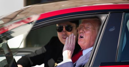 Trump w czerwonej Tesli przed Białym Domem. Jest nowa zapowiedź