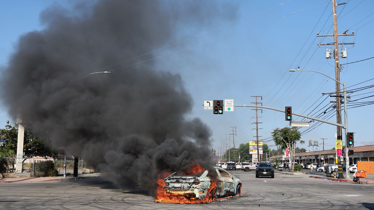 Protesters and federal agents clash after ICE raid in Paramount
epa12163167 A car is ingulfed in flames during a clash between protesters and federal agents near a Home Depot after a raid was conducted by Immigration and Customs Enforcement (ICE) in Paramount, California, USA, 07 June 2025. This comes the day after federal immigration authorities arrested more than 40 people across Los Angeles, as protesters gathered outside a federal detention center.  EPA/ALLISON DINNER 
Dostawca: PAP/EPA.
ALLISON DINNER
ice, federal agents, immigration, protesters