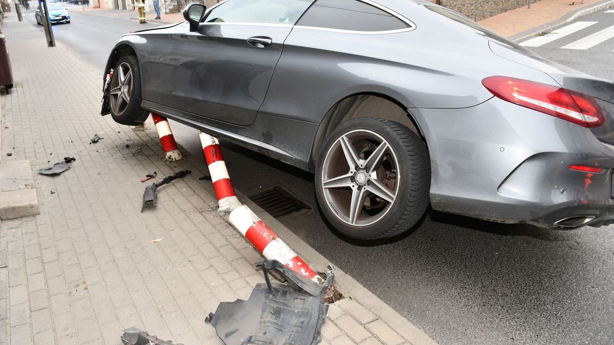 Rozbił mercedesa na słupkach i uciekł.