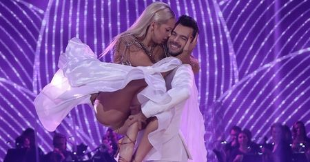 "Taniec z gwiazdami". Ilona Krawczyńska wskoczyła na partnera. Odsłoniła za dużo