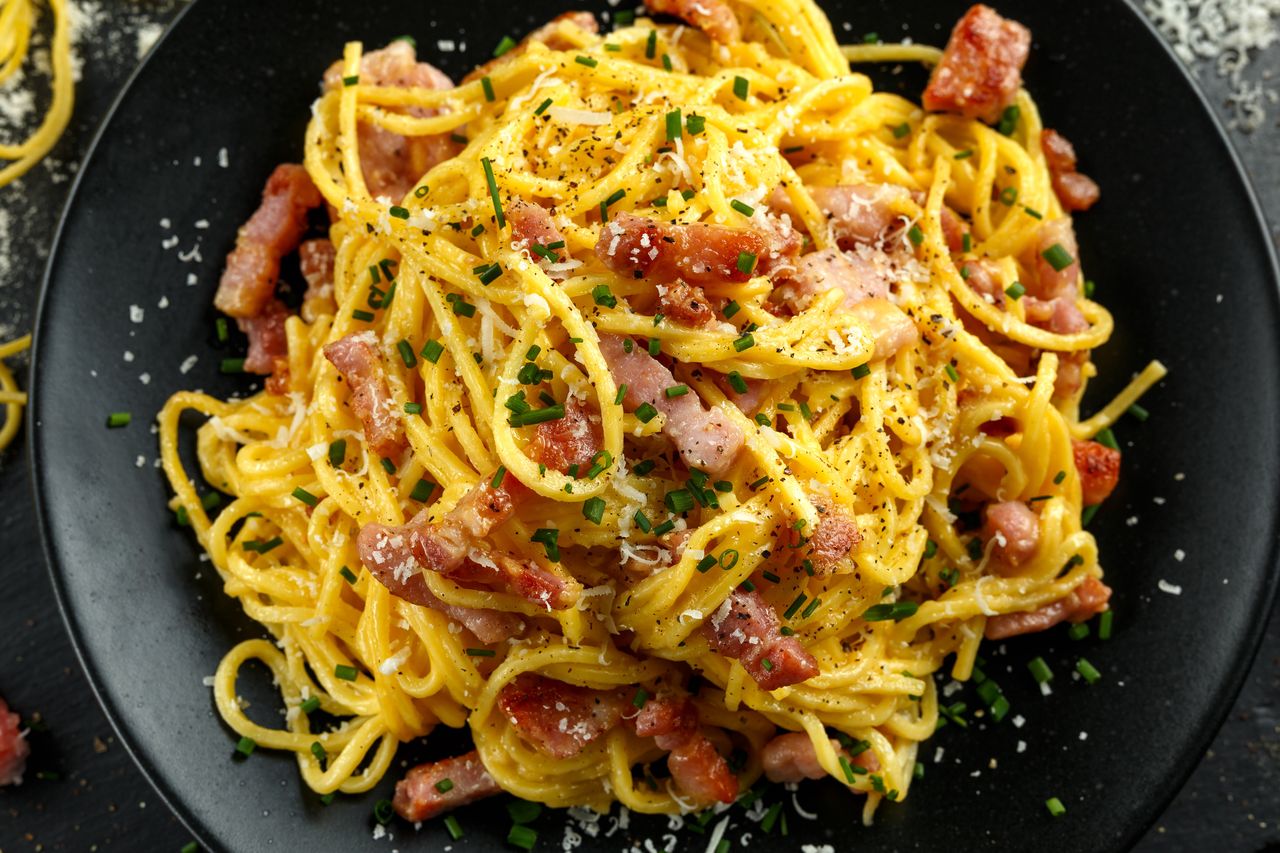 Włoskie spaghetti a la carbonara z pieczarkami i tartym parmezanem