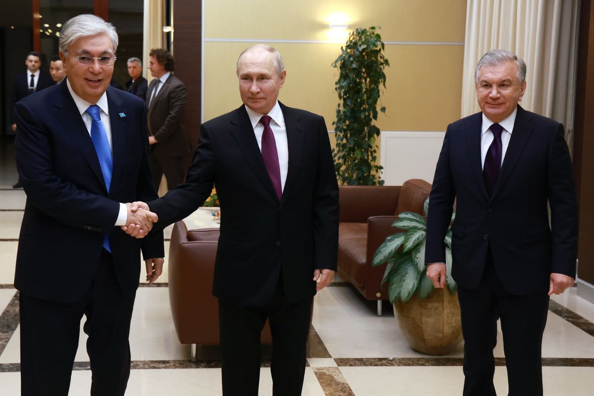 Wojna w Ukrainie i sankcje. Na zdjęciu Władimir Putin oraz prezydenci Kazachstanu i Uzbekistanu
