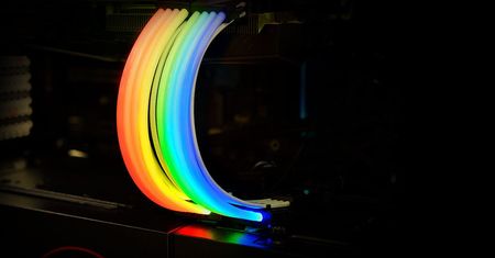 Gdy podświetlenie LED wejdzie za mocno - ADATA prezentuje... podświetlane kable z zasilacza