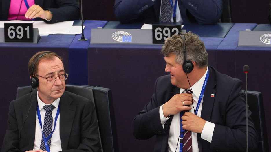 Mariusz Kami�ski, Maciej W�sik
Strasburg, Francja, 16.07.2024. Europos�owie PiS Mariusz Kami�ski (L) i Maciej W�sik (P) w Parlamencie Europejskim w Strasburgu, gdzie 16 bm. odb�dzie si� pierwsza, po czerwcowych wyborach, sesja plenarna. (aldg) PAP/Leszek Szyma�ski
Leszek Szyma�ski
eurodeputowany, parlament, Parlament Europejski, pierwsza, plenarna, polityk polityka, pos�owie, sesja