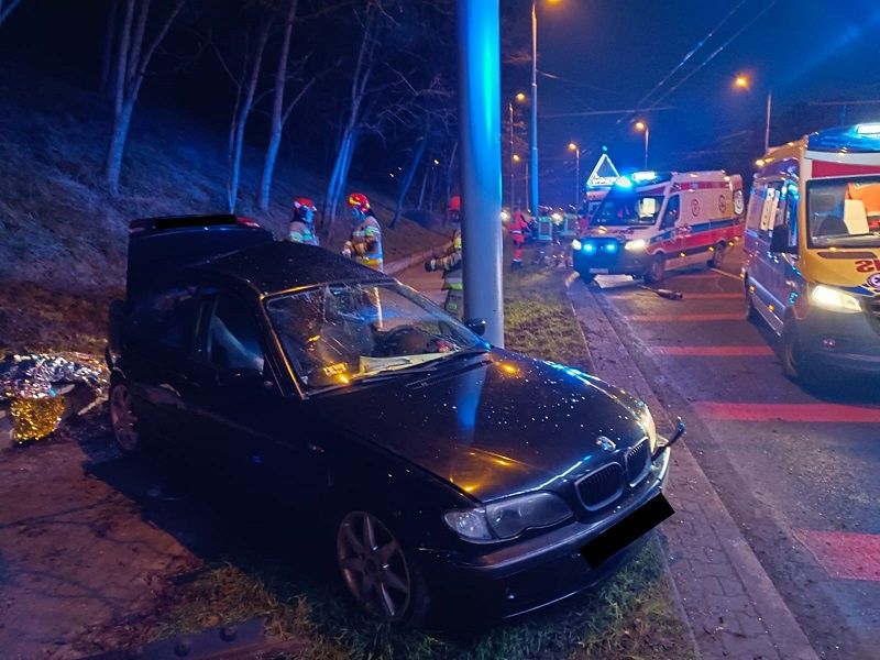 BMW roztrzaskało się na słupie na ul. Nadbystrzyckiej