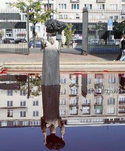 Warszawa. Pomnik papieża z głazem przed Muzeum Narodowym