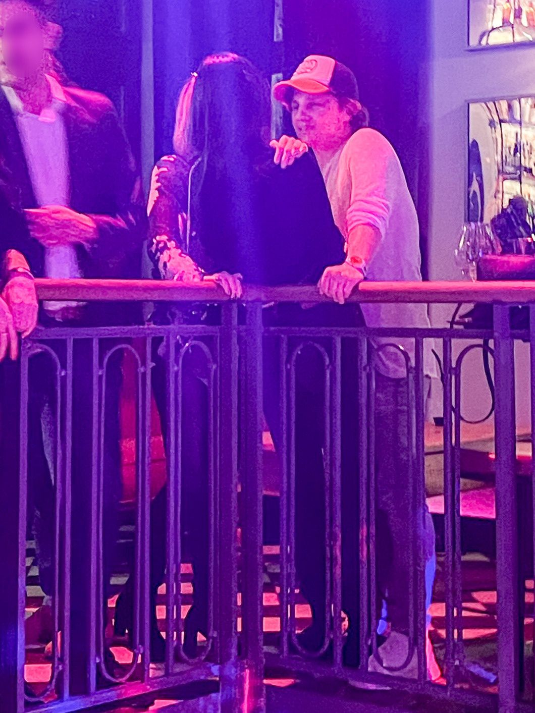 Rafał Zaorski imprezuje nocą z tajemniczą brunetką 