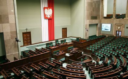 Posłowie podzieleni. Chodzi o skrócenie czasu pracy w Wielki Piątek i Wigilię