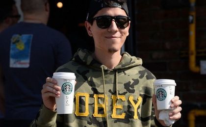 Świąteczne kubki Starbucksa wywołały skandal