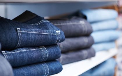 Polacy kupują coraz więcej jeansów. Lidl chce na tym zarobić