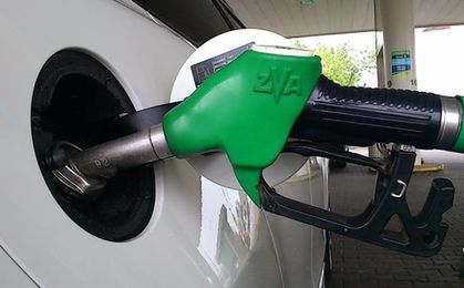 Ceny paliw w dalszym ciągu spadają. Jest dużo taniej niż w zeszłe święta