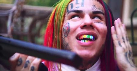 Raper 6ix9ine w szpitalu. Napadli go, porwali i ukradli biżuterię wartą 2,8 mln zł