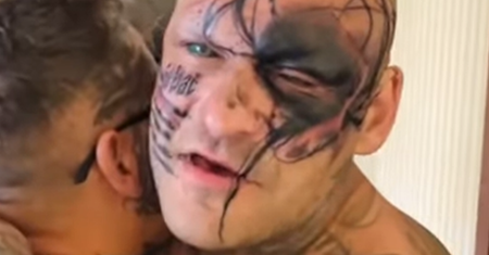 Popek nie zawsze straszył bliznami i wulgaryzmami na twarzy. Na starych zdjęciach wygląda jak amant