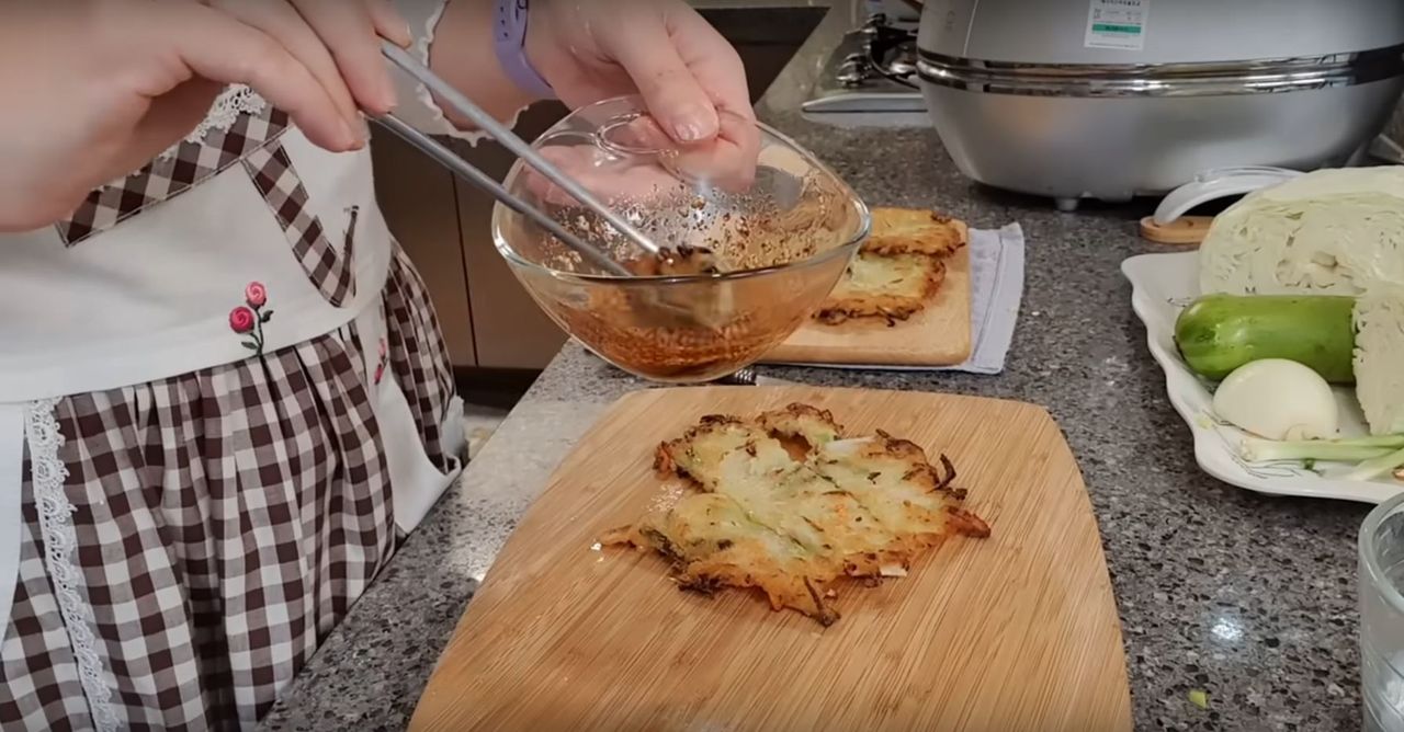 Koreańskie placki warzywne - Pyszności; Foto: kadr z materiału na kanale YouTube Pierogi z Kimchi