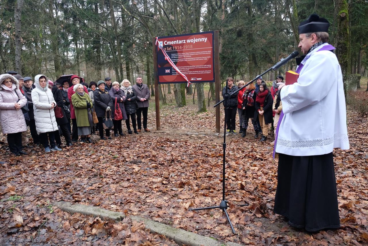 Odsłonięto tablicę na cmentarzu w Leszkowie