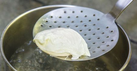 Szefowie kuchni nie chcą żebyś wiedział o tym triku. Tak zrobisz perfekcyjne jajko w koszulce