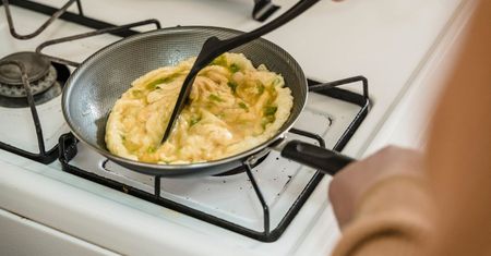 Dodaj zaledwie kilka kropli do swojej porannej jajecznicy. Wyjdzie niesamowicie kremowa i lekka