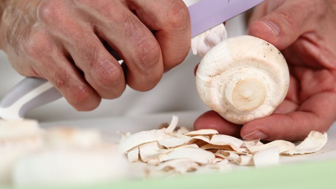 Obierki po pieczarkach- Pyszności/ źródło: Canva