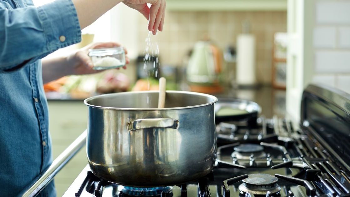 Kiedy solić makaron- Pyszności źródło Canva