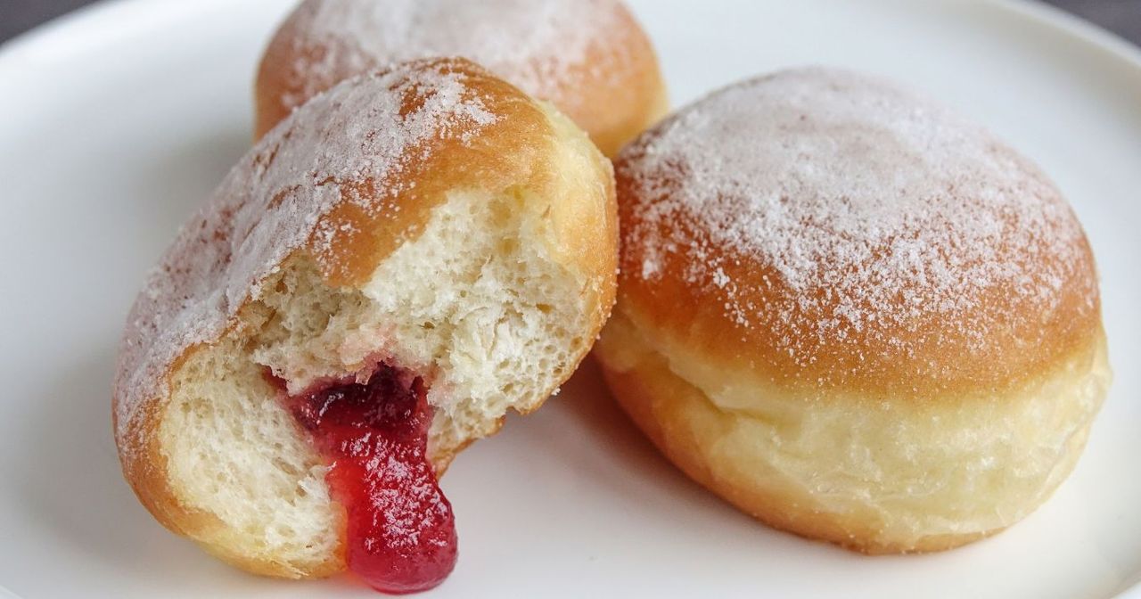 Czym popijać pączki? Eksperci zdradzają sprawdzone napoje