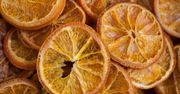 Suszone plastry pomarańczy z łatwością zrobisz we własnej kuchni. Nie musisz wydawać fortuny na kupne