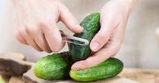 Niemal każdy popełnia fatalny błąd przy obieraniu ogórków. Całkowicie psuje ich smak