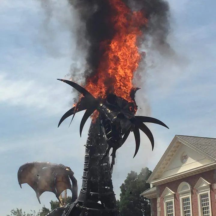 Pożar w Disneylandzie: Smok Maleficent stanął w płomieniach podczas spektaklu Fantasmic