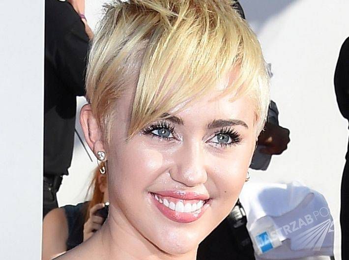 Miley Cyrus i córki Demi Moore robią sobie rozbierane zdjęcia