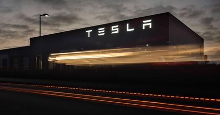 Tesla rewolucjonizuje autopilota: wycofuje dwa miliony samochodów w interesie bezpieczeństwa.
