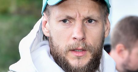 Sebastian Fabijański przyłapany podczas schadzki ze znaną aktorką. Namiętny pocałunek sprawił, że ich zdjęcia znalazły się w gazecie