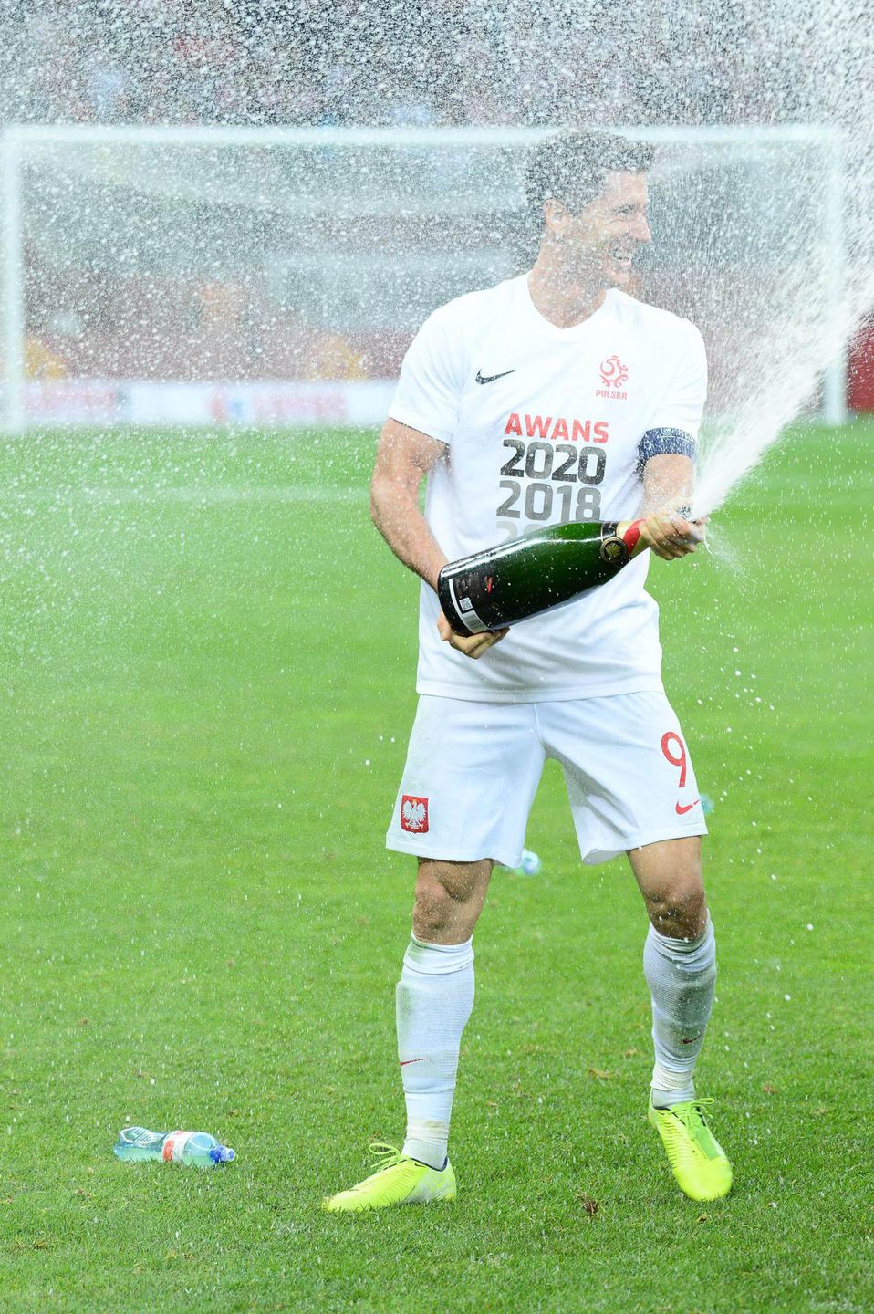 Robert Lewandowski z butelką szampana świętuje awans na EURO 2020